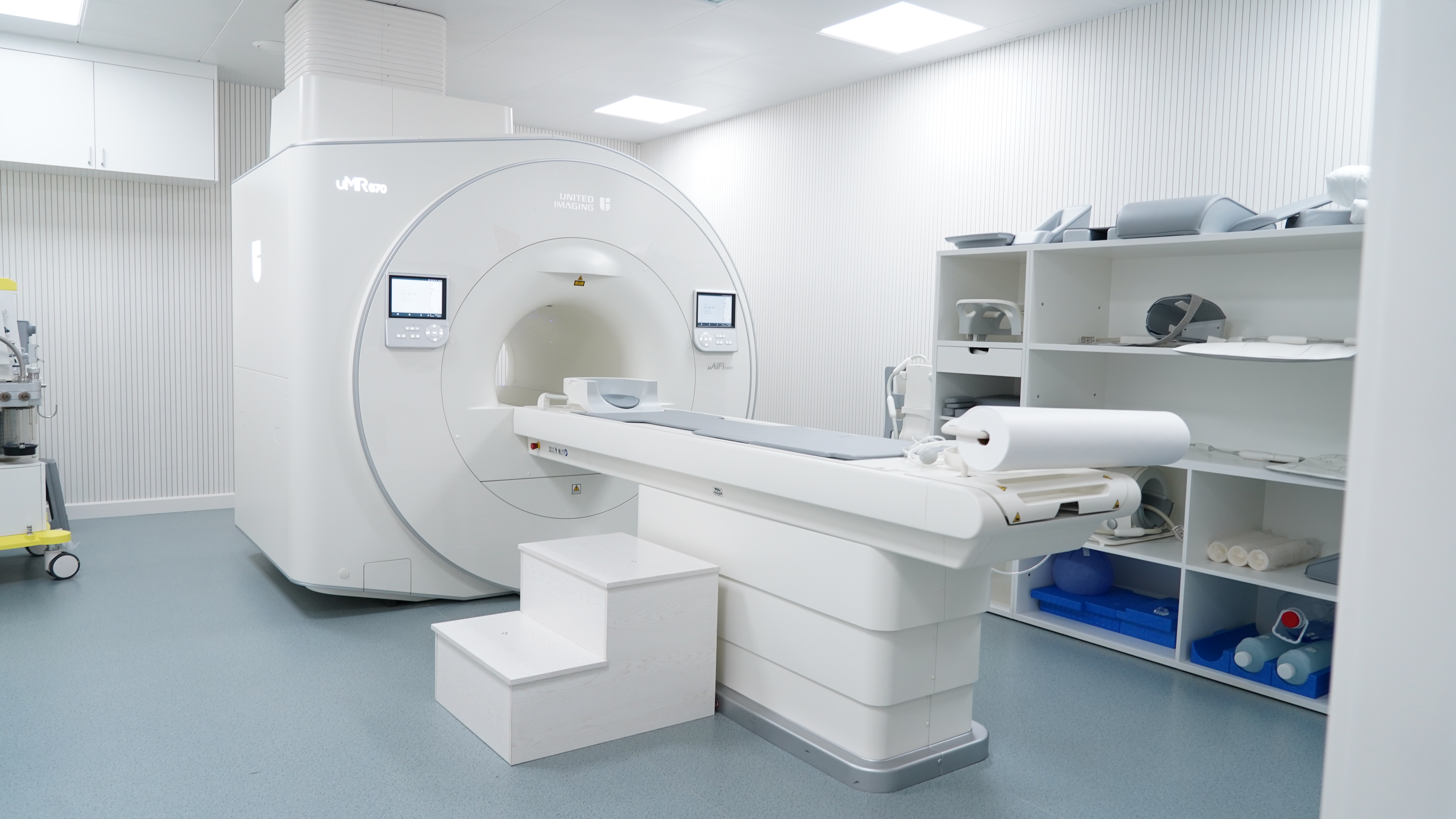 МРТ-система United Imaging uMR 670 в диагностическом кабинете